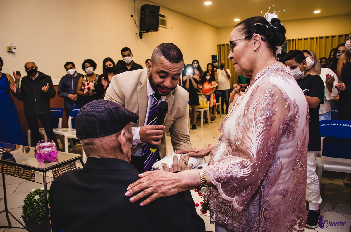 Bodas de níquel, comemoração de 54 anos de casamento de um casal de idosos. fotografia feita com a família. 