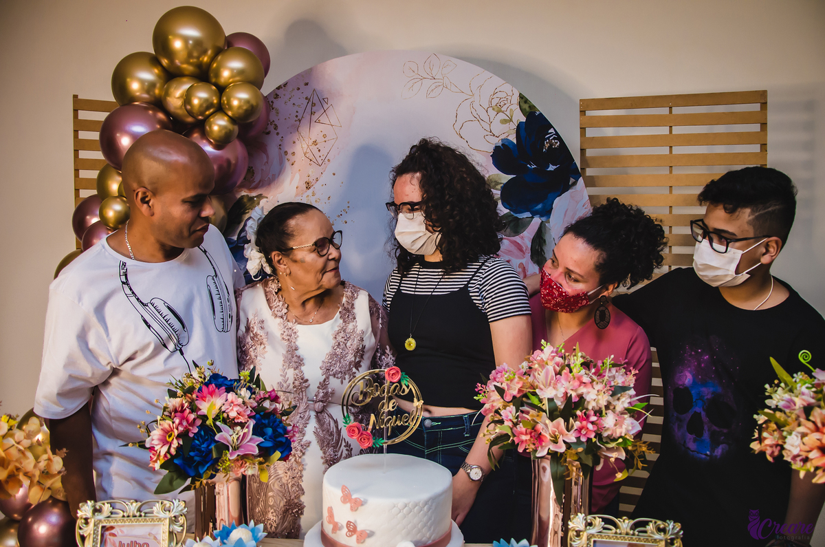 Bodas de níquel, comemoração de 54 anos de casamento de um casal de idosos. fotografia feita com a família. 