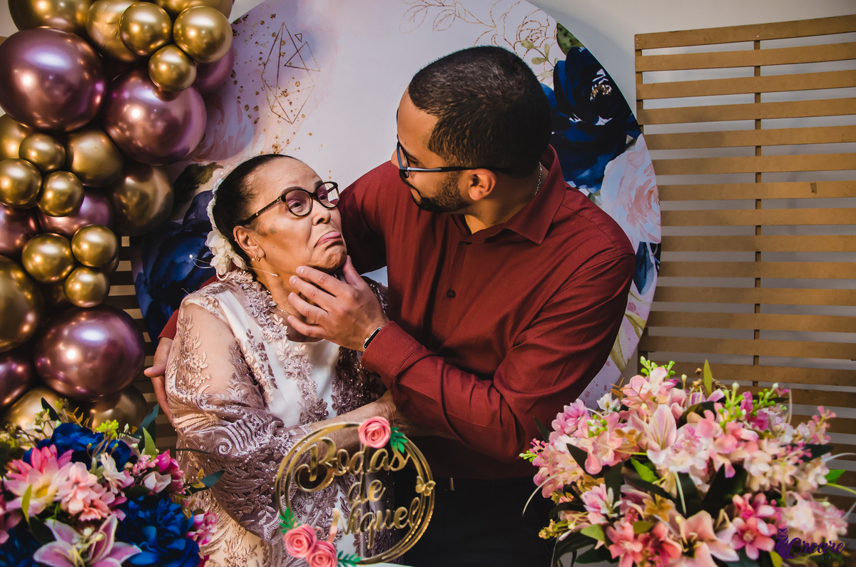 Bodas de níquel, comemoração de 54 anos de casamento de um casal de idosos. fotografia feita com a família. 