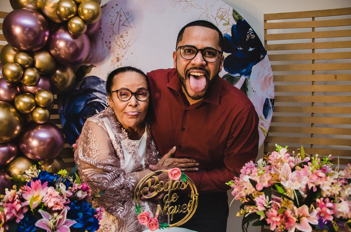 Bodas de níquel, comemoração de 54 anos de casamento de um casal de idosos. fotografia feita com a família. 