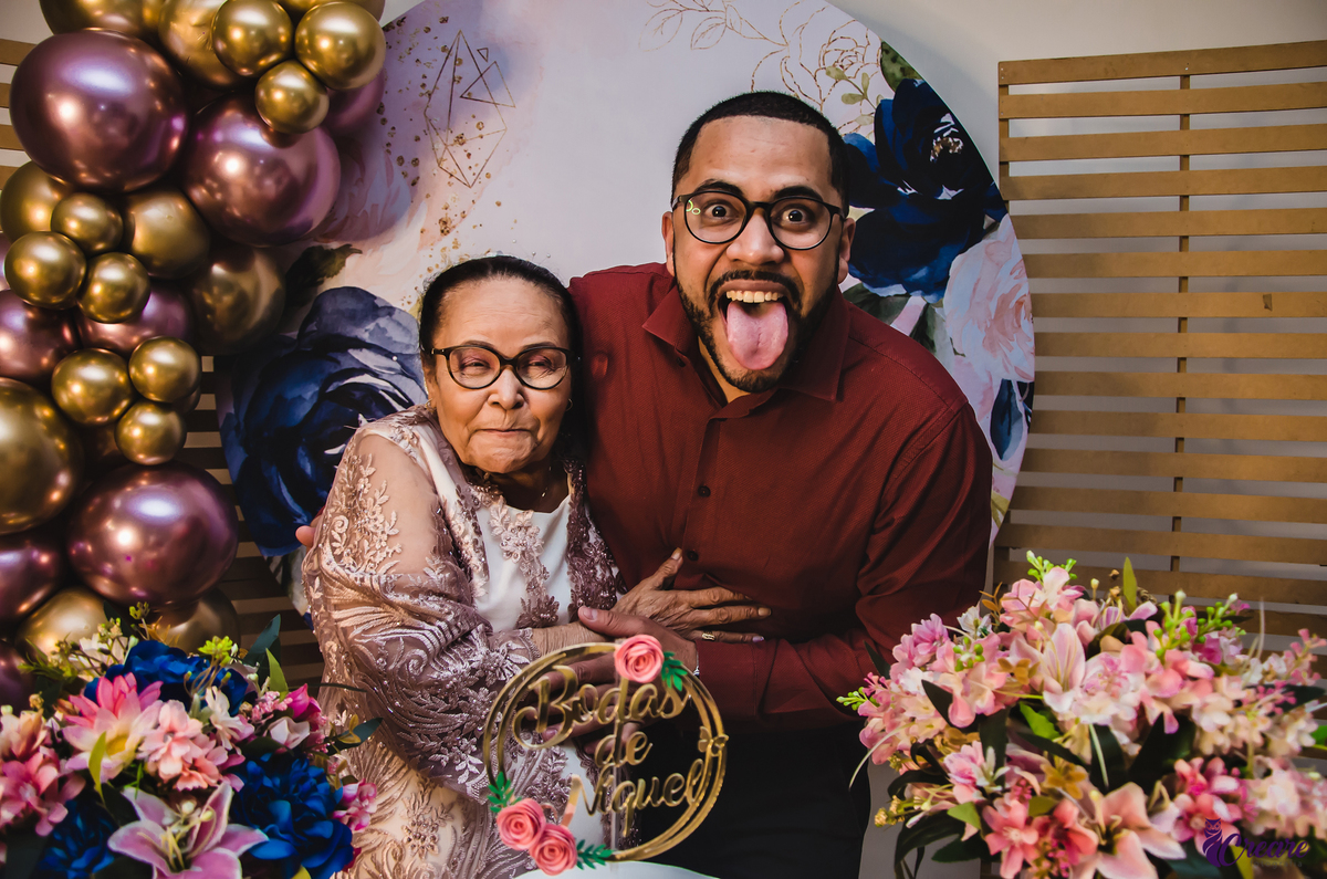 Bodas de níquel, comemoração de 54 anos de casamento de um casal de idosos. fotografia feita com a família. 