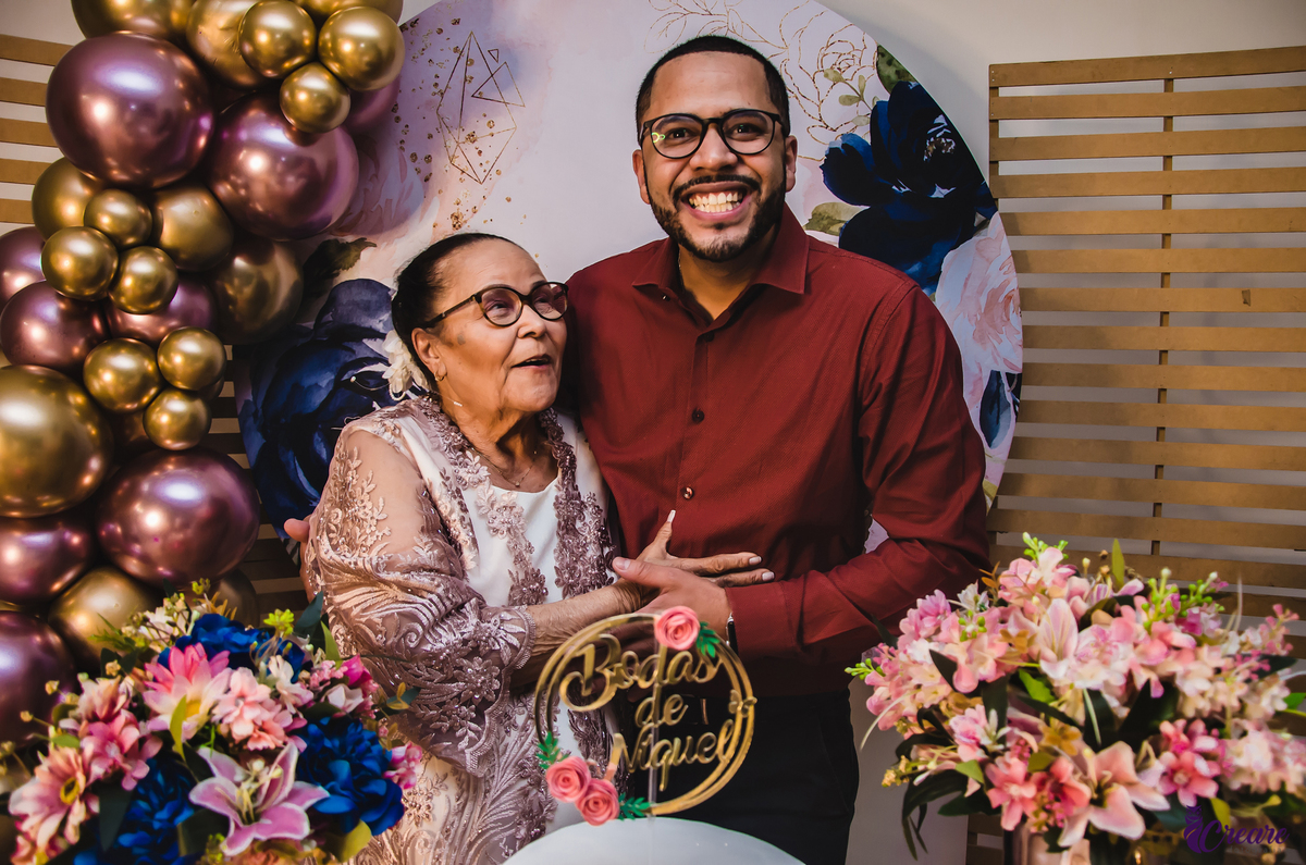 Bodas de níquel, comemoração de 54 anos de casamento de um casal de idosos. fotografia feita com a família. 