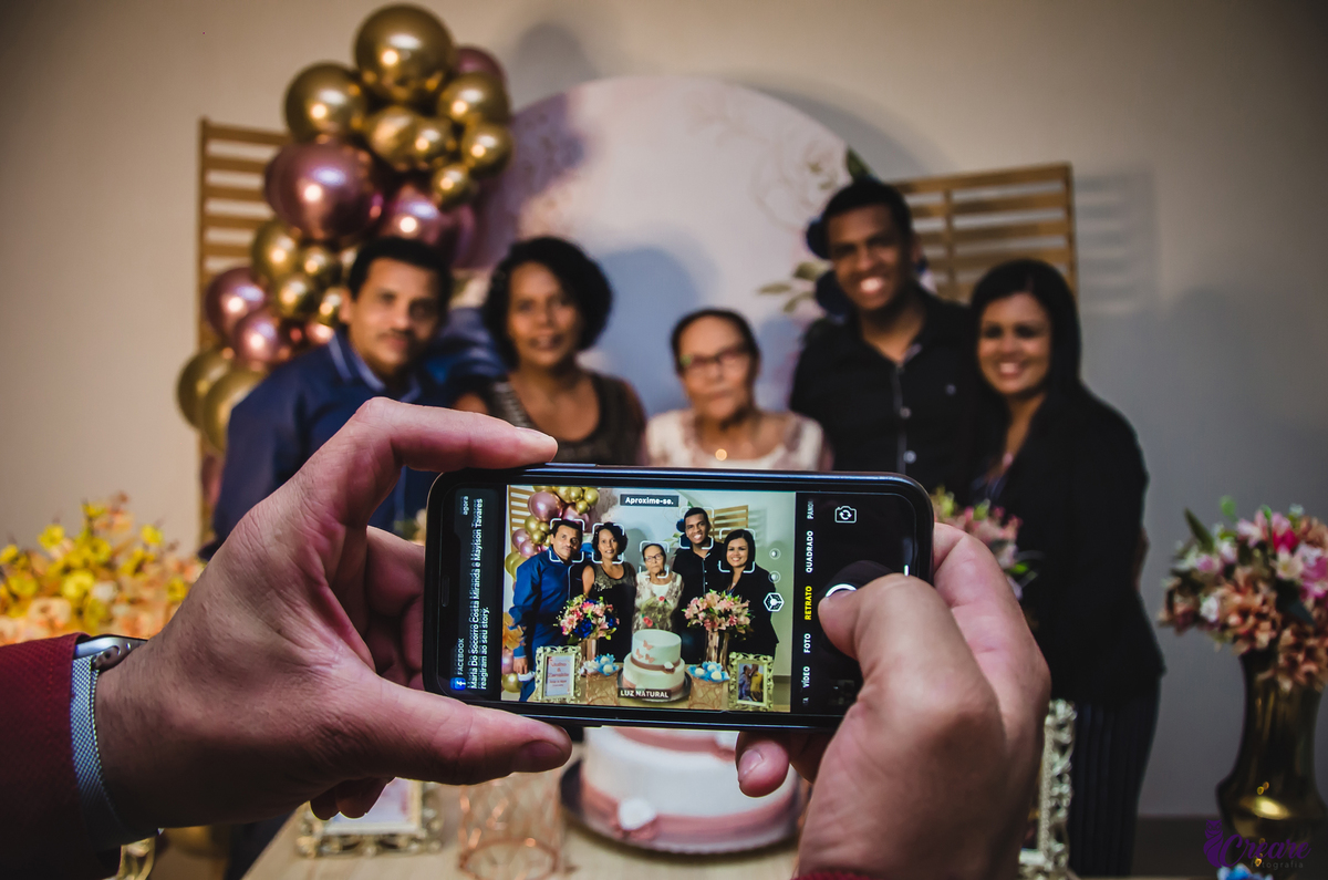 Bodas de níquel, comemoração de 54 anos de casamento de um casal de idosos. fotografia feita com a família. 