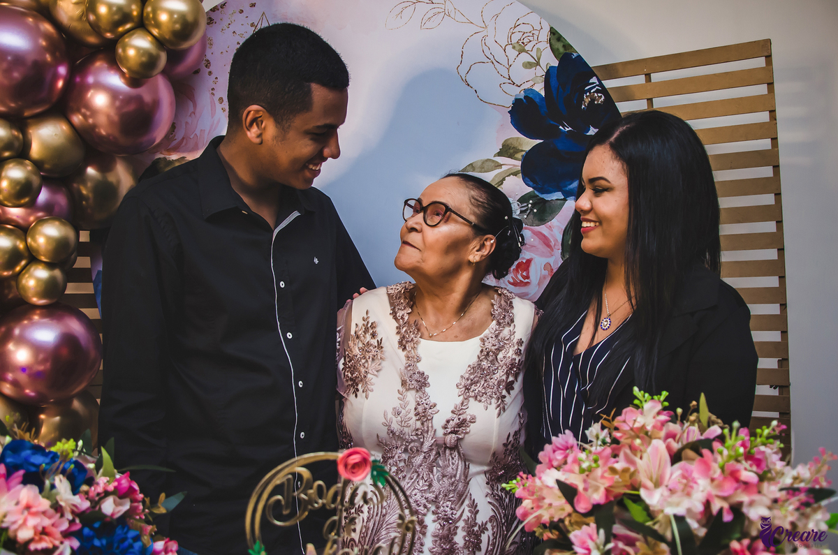 Bodas de níquel, comemoração de 54 anos de casamento de um casal de idosos. fotografia feita com a família. 