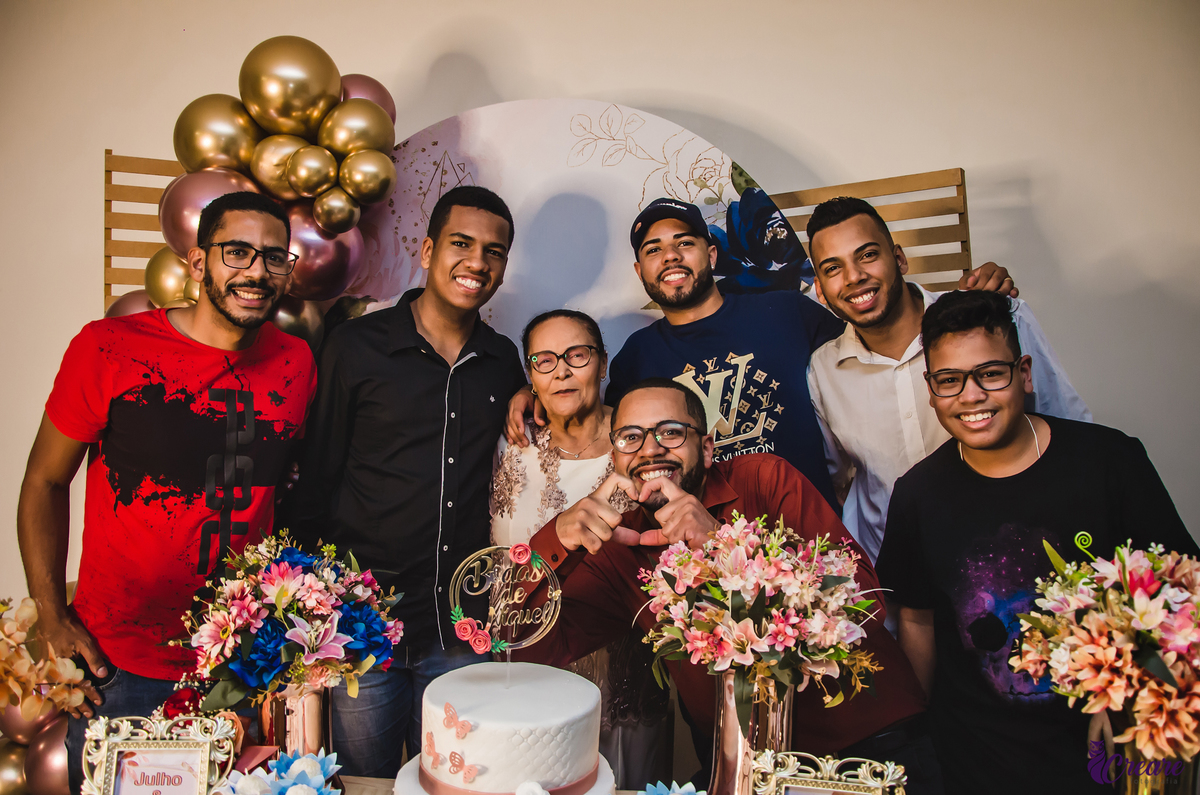 Bodas de níquel, comemoração de 54 anos de casamento de um casal de idosos. fotografia feita com a família. 