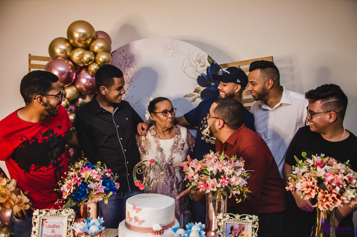Bodas de níquel, comemoração de 54 anos de casamento de um casal de idosos. fotografia feita com a família. 