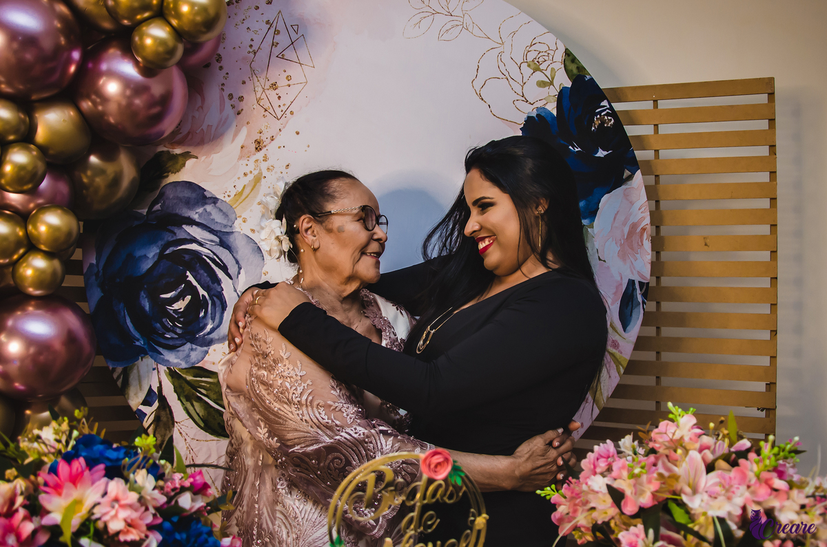 Bodas de níquel, comemoração de 54 anos de casamento de um casal de idosos. fotografia feita com a família. 