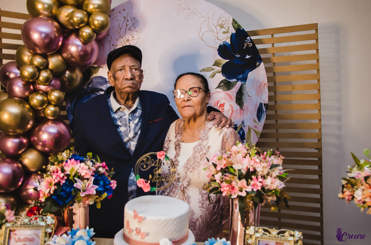 Bodas de níquel, comemoração de 54 anos de casamento de um casal de idosos. fotografia feita com a família. 