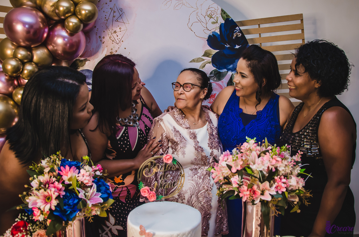 Bodas de níquel, comemoração de 54 anos de casamento de um casal de idosos. fotografia feita com a família. 