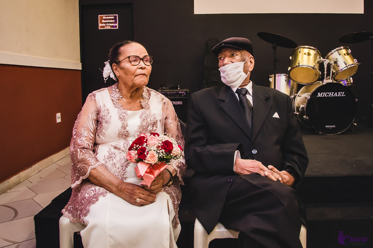 Bodas de níquel, comemoração de 54 anos de casamento de um casal de idosos. fotografia feita com a família. 