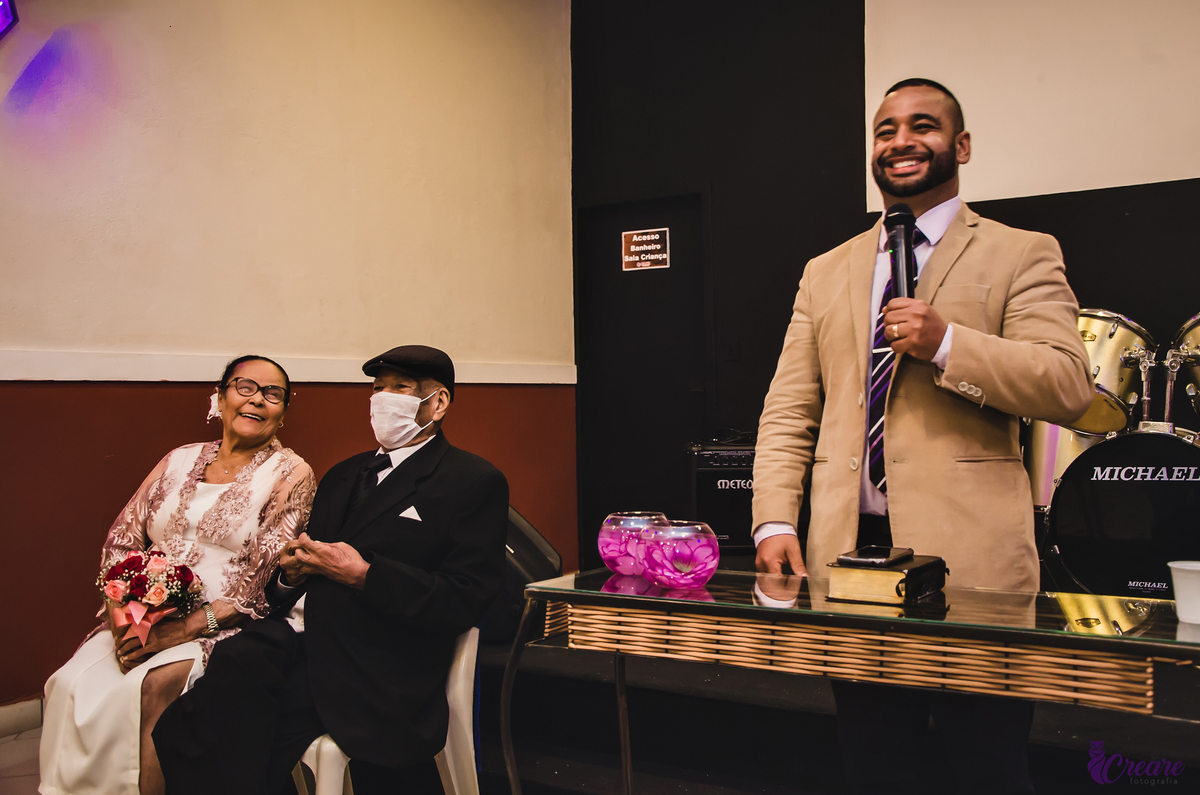 Bodas de níquel, comemoração de 54 anos de casamento de um casal de idosos. fotografia feita com a família. 