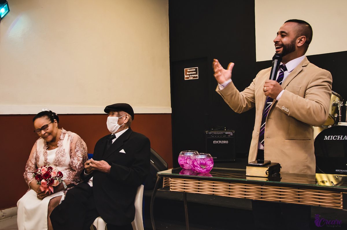 Bodas de níquel, comemoração de 54 anos de casamento de um casal de idosos. fotografia feita com a família. 