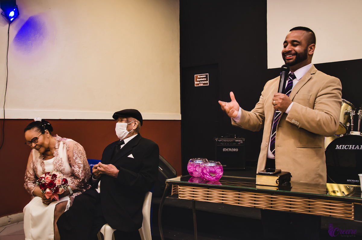 Bodas de níquel, comemoração de 54 anos de casamento de um casal de idosos. fotografia feita com a família. 