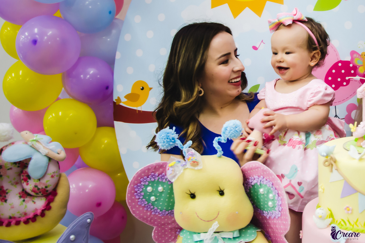 Aniversário infantil, primeiro ano de menina, decoração de borboletas, no buffet Pula Pula em Mauá, ABC Paulista.