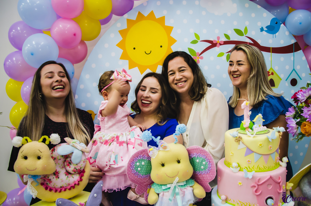 Aniversário infantil, primeiro ano de menina, decoração de borboletas, no buffet Pula Pula em Mauá, ABC Paulista.