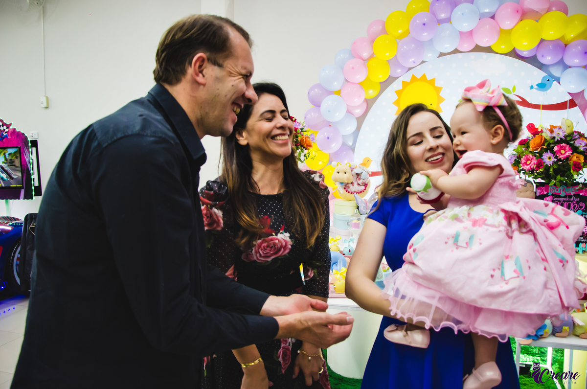 Aniversário infantil, primeiro ano de menina, decoração de borboletas, no buffet Pula Pula em Mauá, ABC Paulista.