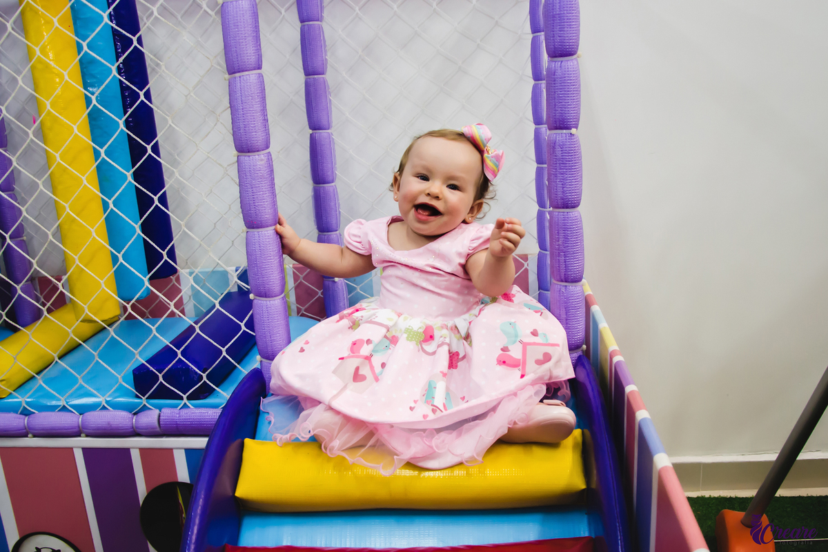Aniversário infantil, primeiro ano de menina, decoração de borboletas, no buffet Pula Pula em Mauá, ABC Paulista.