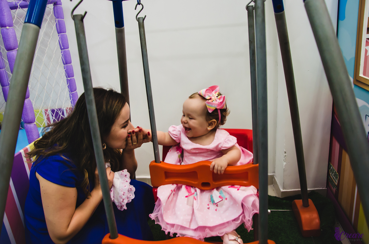 Aniversário infantil, primeiro ano de menina, decoração de borboletas, no buffet Pula Pula em Mauá, ABC Paulista.