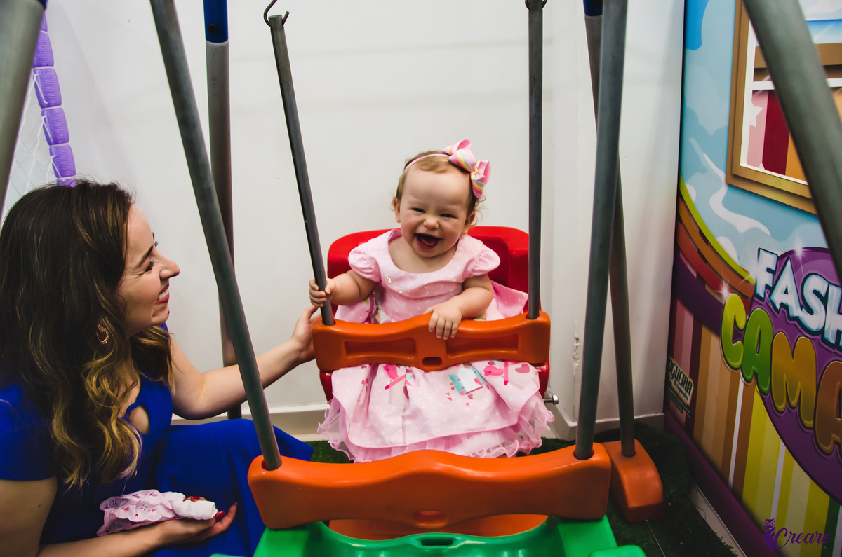 Aniversário infantil, primeiro ano de menina, decoração de borboletas, no buffet Pula Pula em Mauá, ABC Paulista.