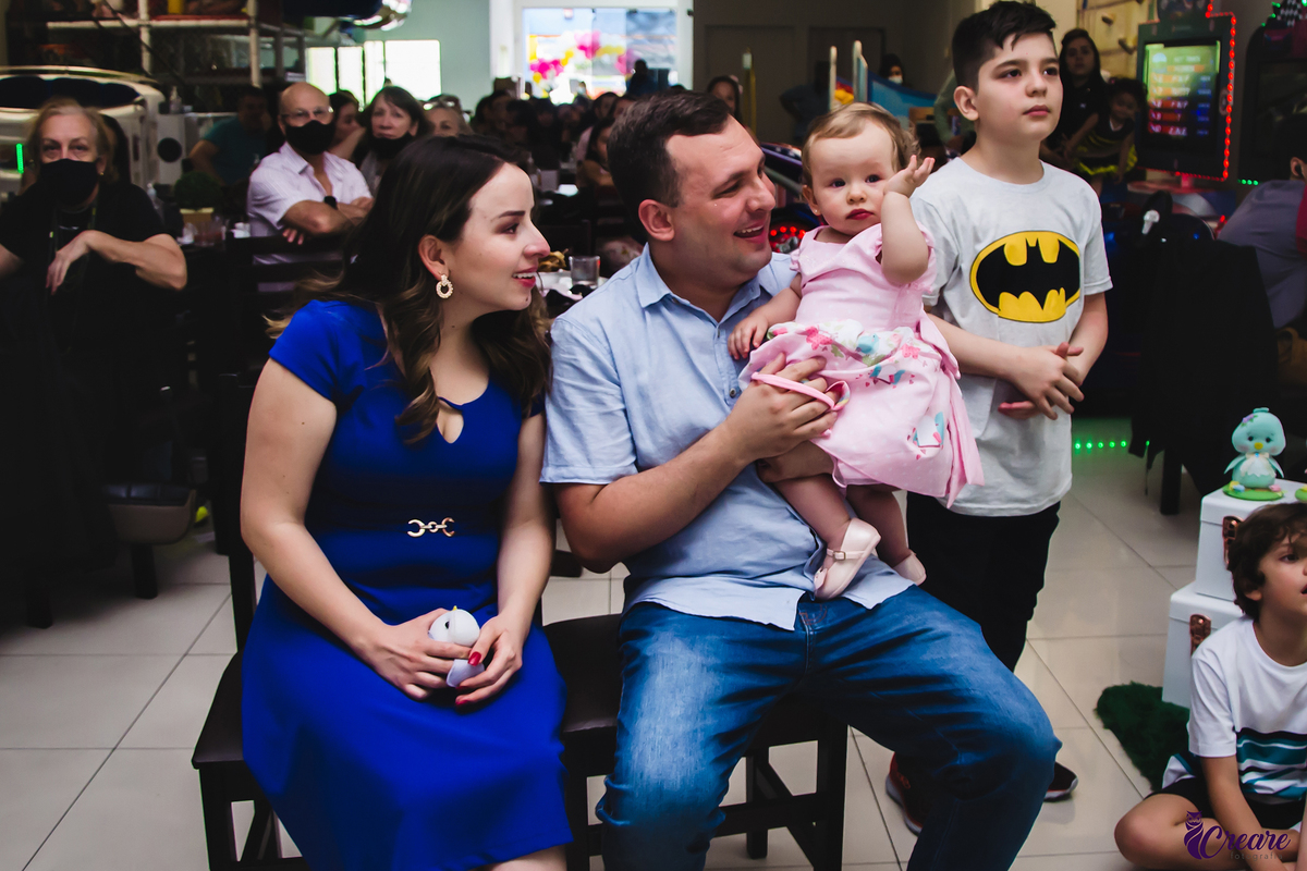 Aniversário infantil, primeiro ano de menina, decoração de borboletas, no buffet Pula Pula em Mauá, ABC Paulista.
