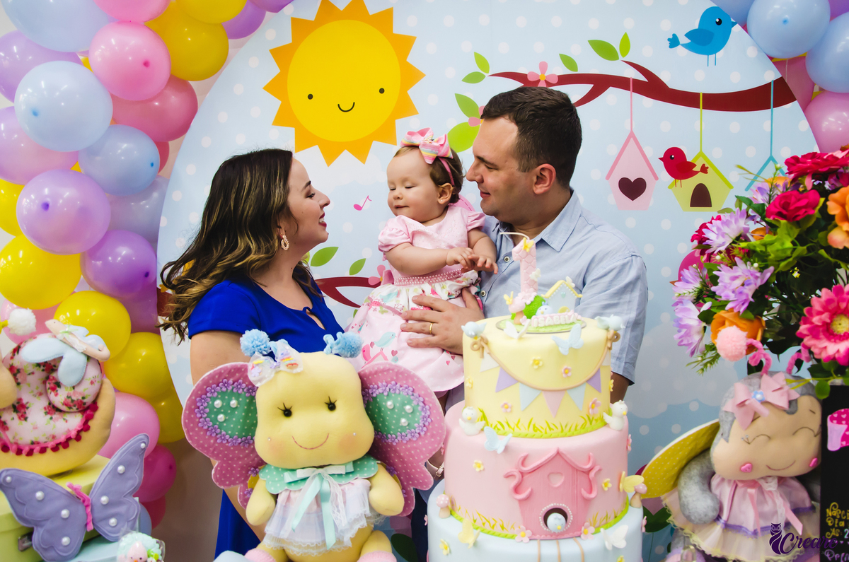 Aniversário infantil, primeiro ano de menina, decoração de borboletas, no buffet Pula Pula em Mauá, ABC Paulista.