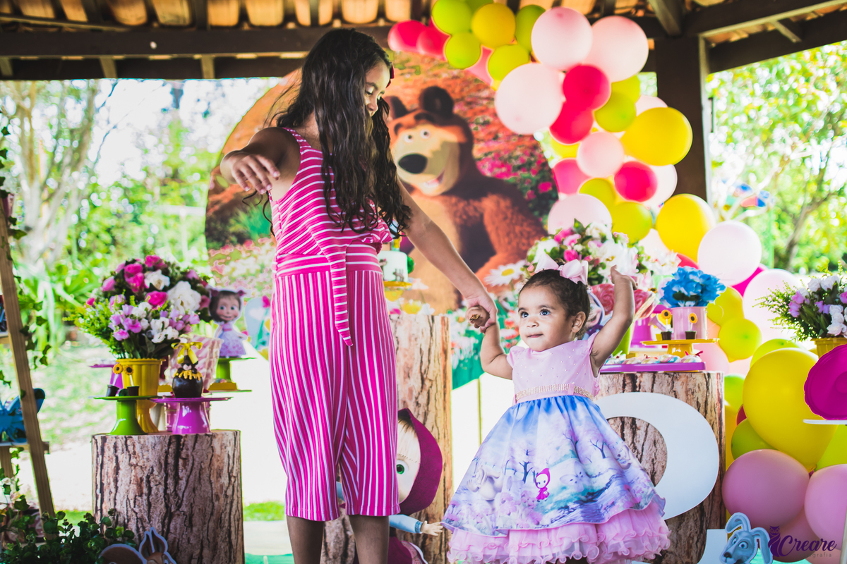 fotografia de aniversario infantil em chácara, aniversário de menina, decoração masha e o urso, buffet infantil. 