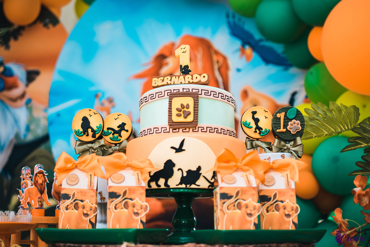 fotografia de aniversário infantil, primeiro ano do bebê com decoração tema Rei Leão. Realizado em Mauá, no abc Paulista, São Paulo. 