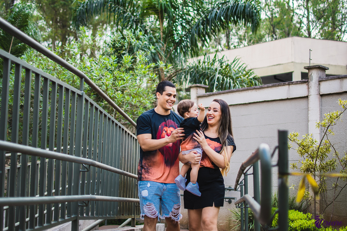 fotografia de aniversário infantil, primeiro ano do bebê com decoração tema Rei Leão. Realizado em Mauá, no abc Paulista, São Paulo. 