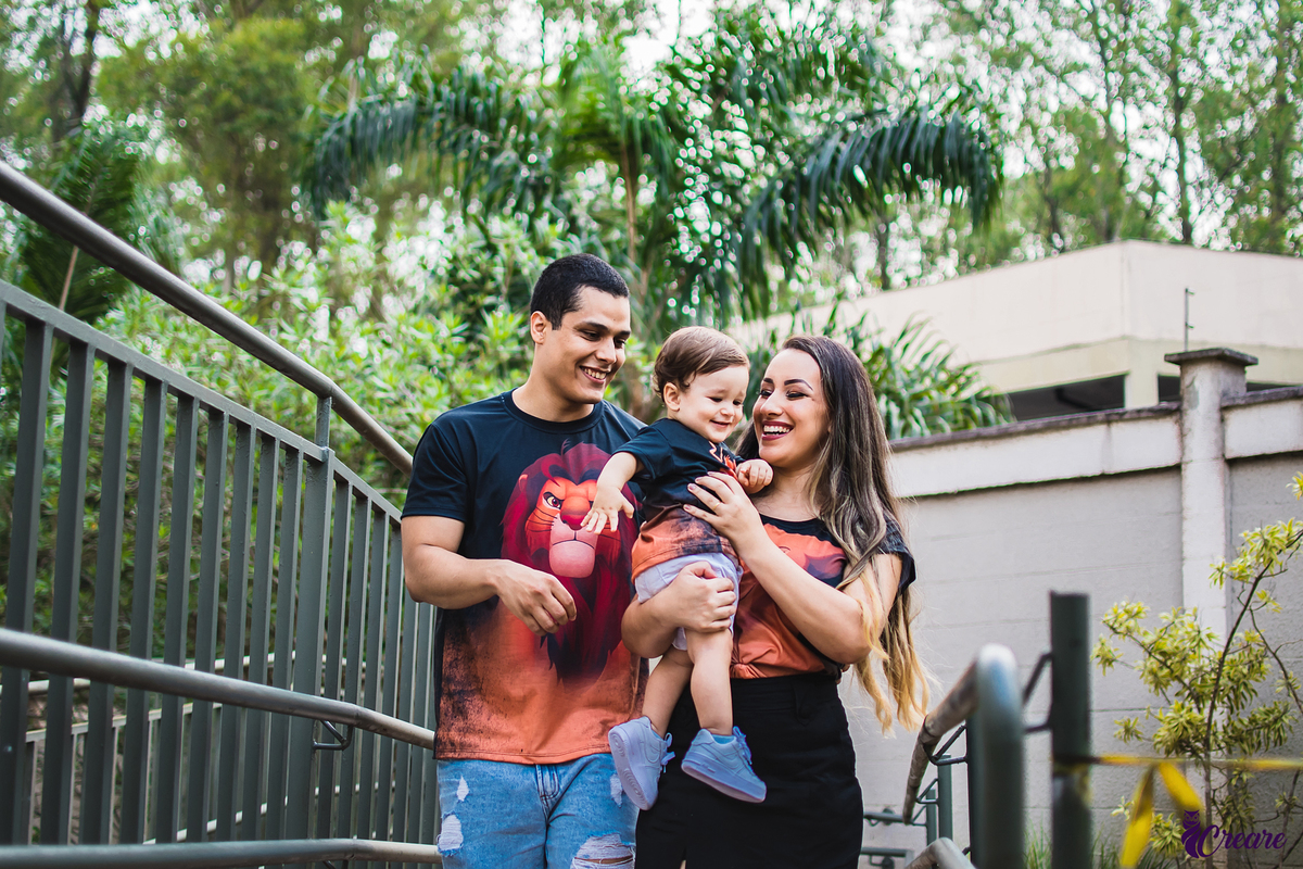 fotografia de aniversário infantil, primeiro ano do bebê com decoração tema Rei Leão. Realizado em Mauá, no abc Paulista, São Paulo. 