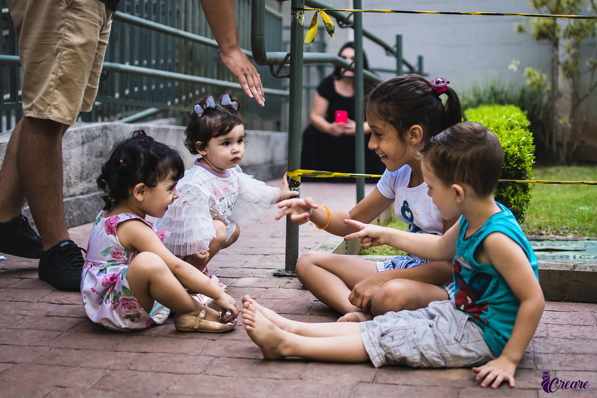 fotografia de aniversário infantil, primeiro ano do bebê com decoração tema Rei Leão. Realizado em Mauá, no abc Paulista, São Paulo. 