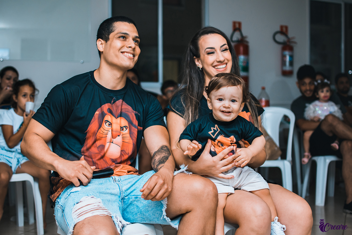 fotografia de aniversário infantil, primeiro ano do bebê com decoração tema Rei Leão. Realizado em Mauá, no abc Paulista, São Paulo. 
