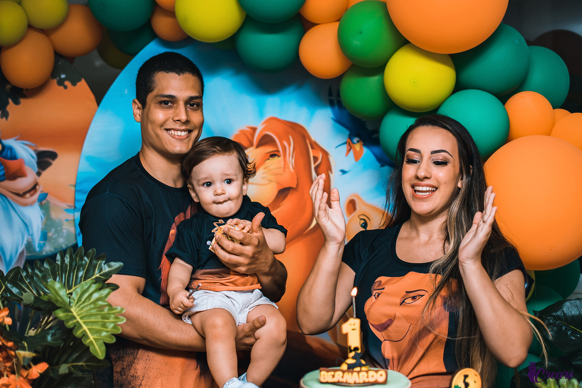 fotografia de aniversário infantil, primeiro ano do bebê com decoração tema Rei Leão. Realizado em Mauá, no abc Paulista, São Paulo. 