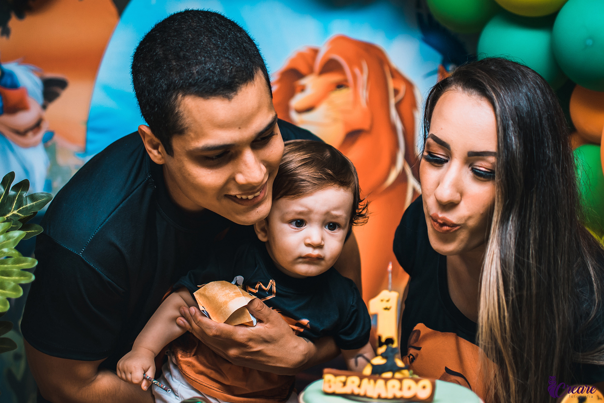 fotografia de aniversário infantil, primeiro ano do bebê com decoração tema Rei Leão. Realizado em Mauá, no abc Paulista, São Paulo. 