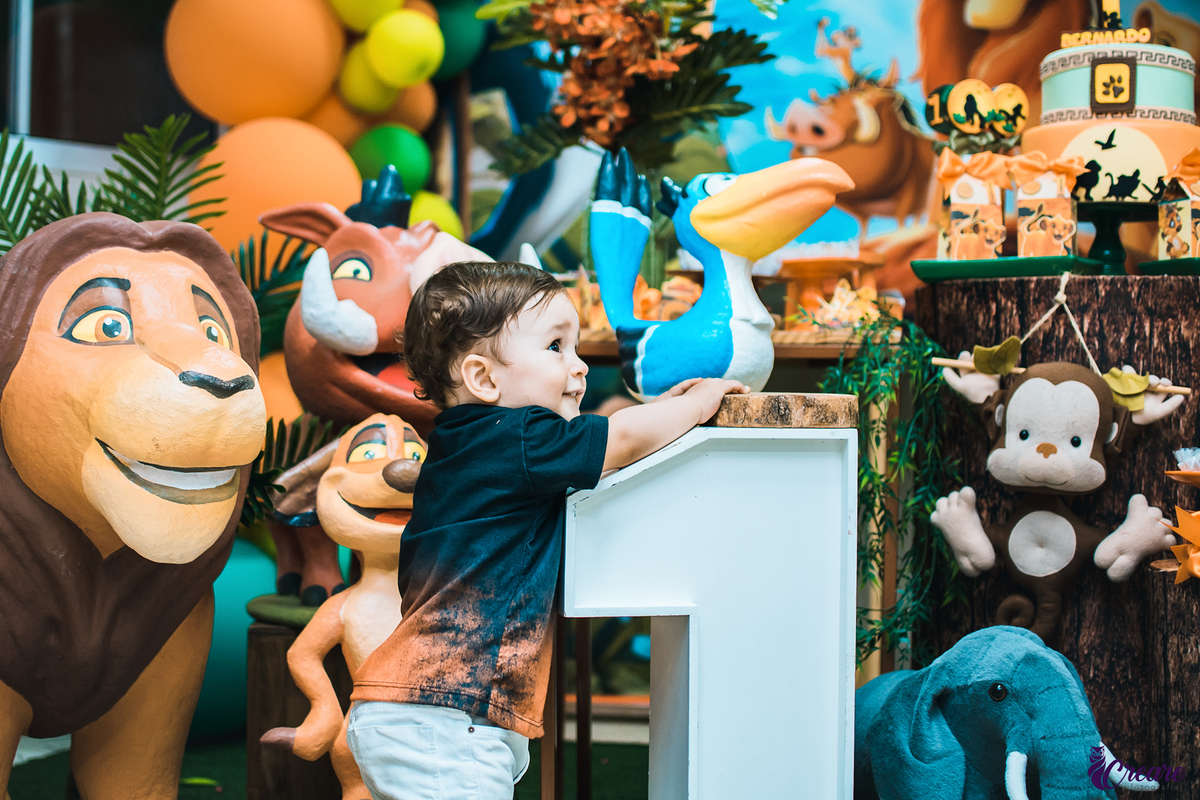 fotografia de aniversário infantil, primeiro ano do bebê com decoração tema Rei Leão. Realizado em Mauá, no abc Paulista, São Paulo. 