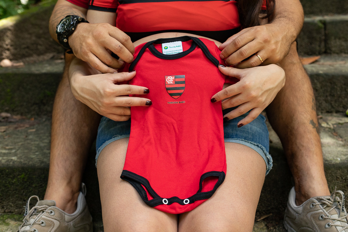 Ensaio externo de gestante/família, Parque Lage, Rio de Janeiro, com a roupa do Flamengo, casal flamenguista