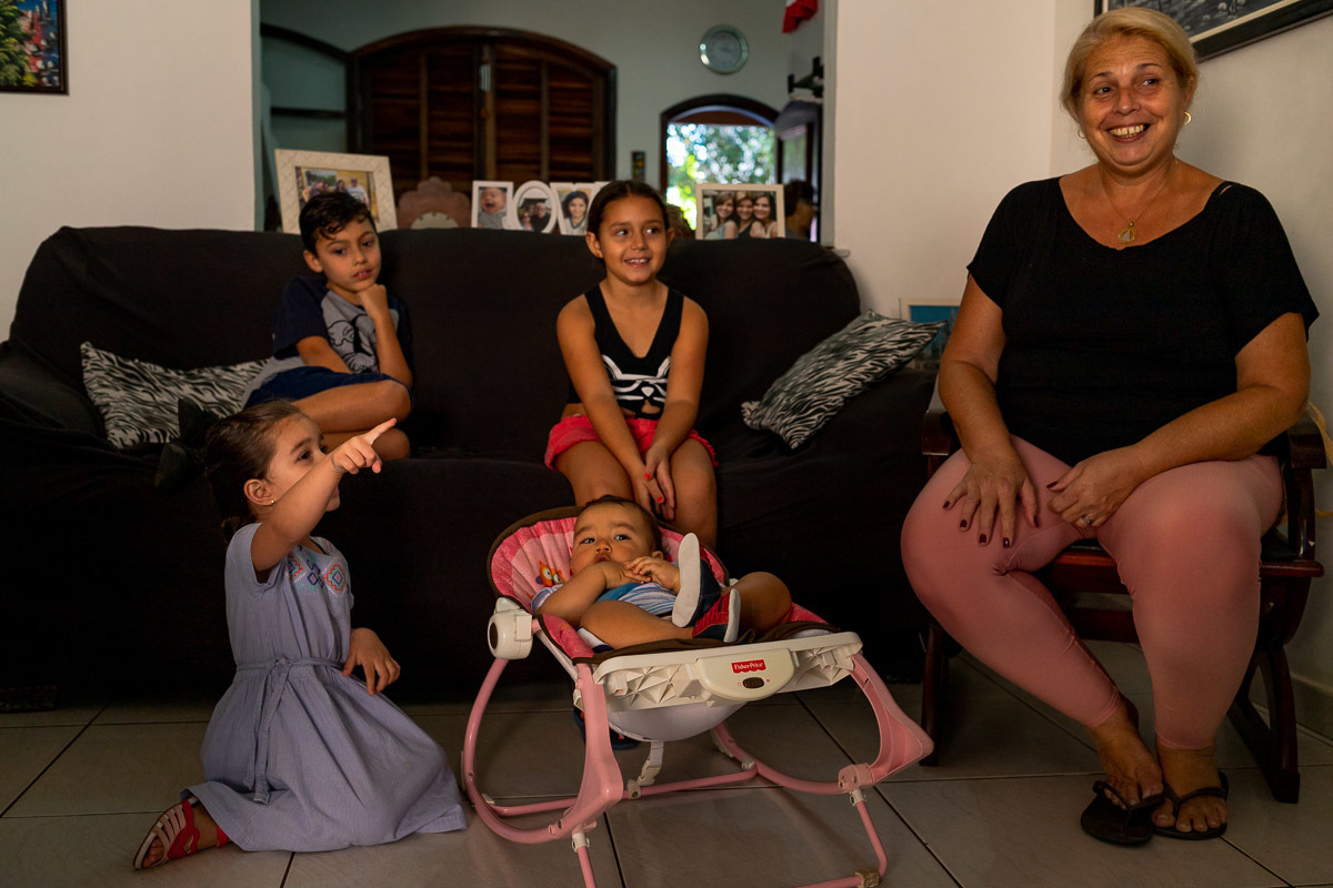 Aniversário infantil em casa, Rio de Janeiro, primos assistindo televisão