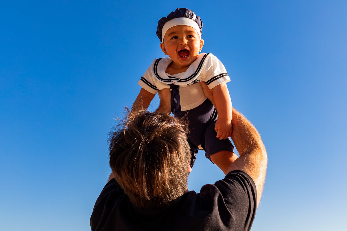 Aniversário infantil em casa, Rio de Janeiro, retrato do pai com o filho na praia