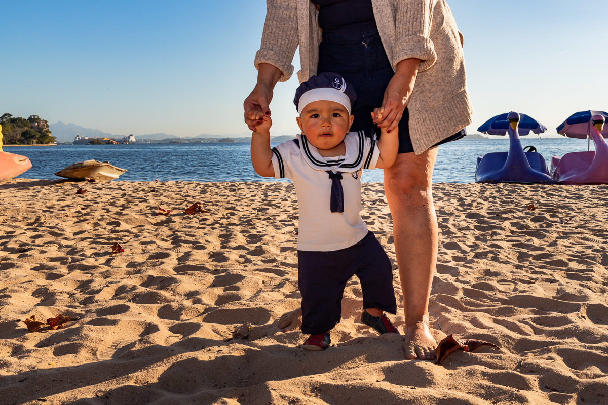Aniversário infantil em casa, Rio de Janeiro, retrato da mãe com o filho na praia