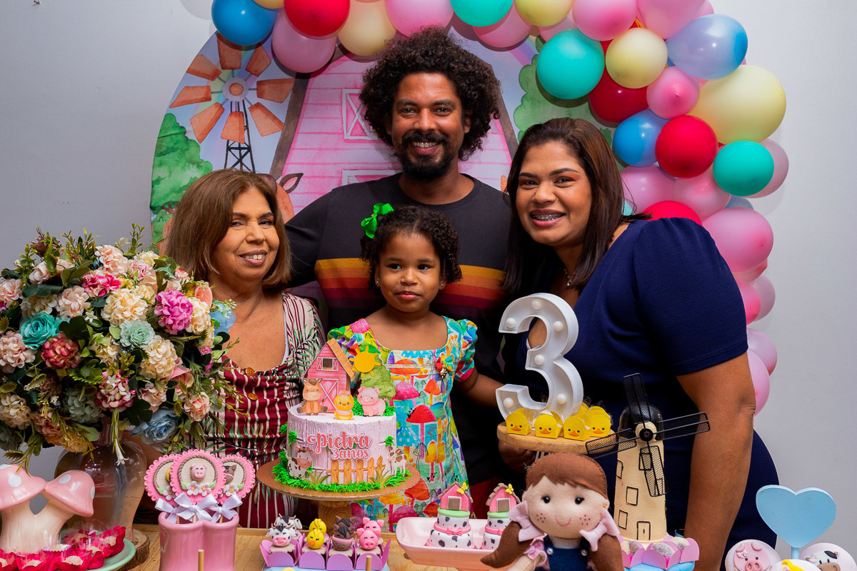 Aniversário Infantil em casa, Rio de Janeiro, Tema Fazendinha, retrato da família na mesa do bolo