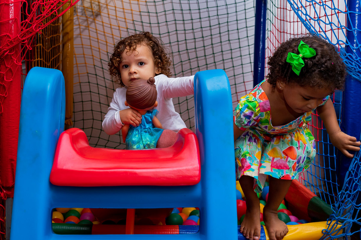 Aniversário Infantil em casa, Rio de Janeiro, Tema Fazendinha, criança brincando na piscina de bola