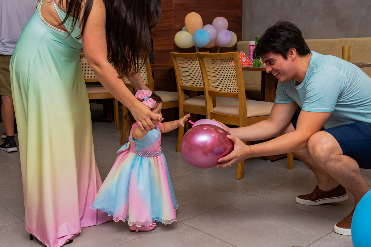 Aniversário Infantil, Rio de Janeiro, Tema Circo, pai entregando uma bola de gás para a aniversariante