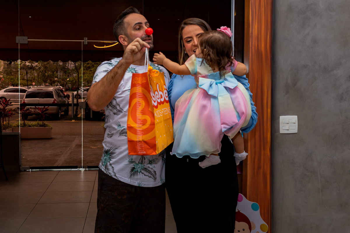 Aniversário Infantil, Rio de Janeiro, Tema Circo, padrinhos entregando o presente para a aniversariante