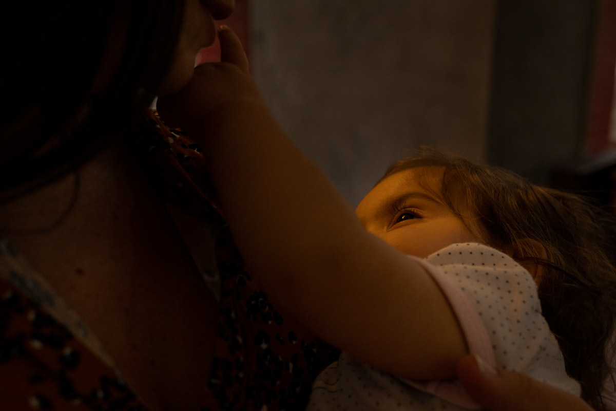 Aniversário Infantil, Rio de Janeiro, Fotografia documental de família, criança fazendo carinho na mãe