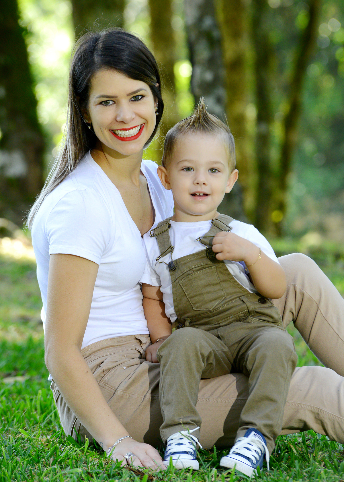 Um momento único de uma mãe com seu filho em fotos ao ar livre. 