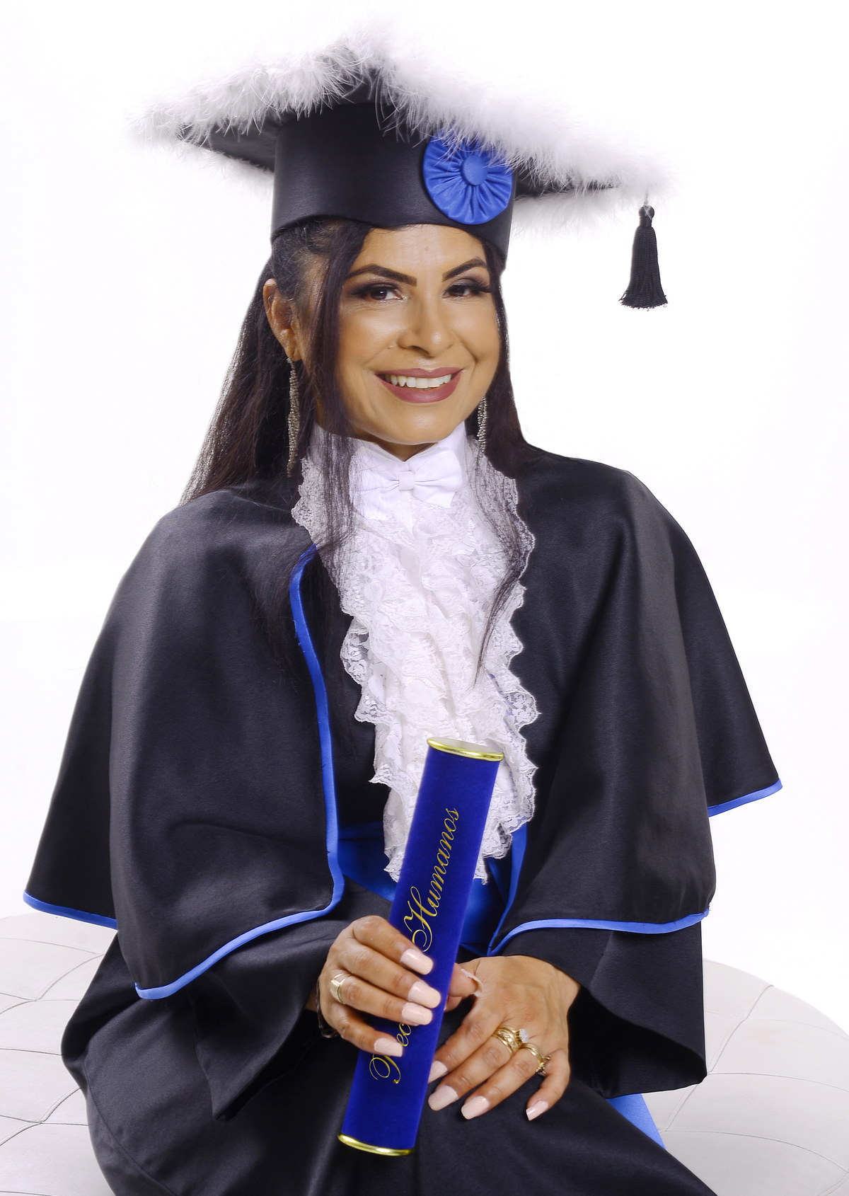 Fotos no Estudio Fotográficos de Caxias do Sul, fundo branco com linda Toga com detalhes em Azul.