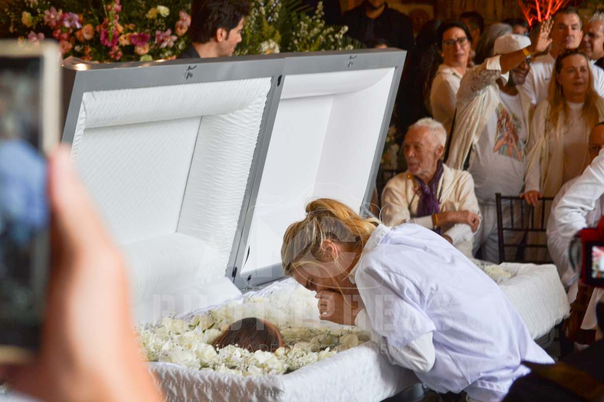 Carolina Dieckmann no velório de Preta Gil no Theatro Municipal 