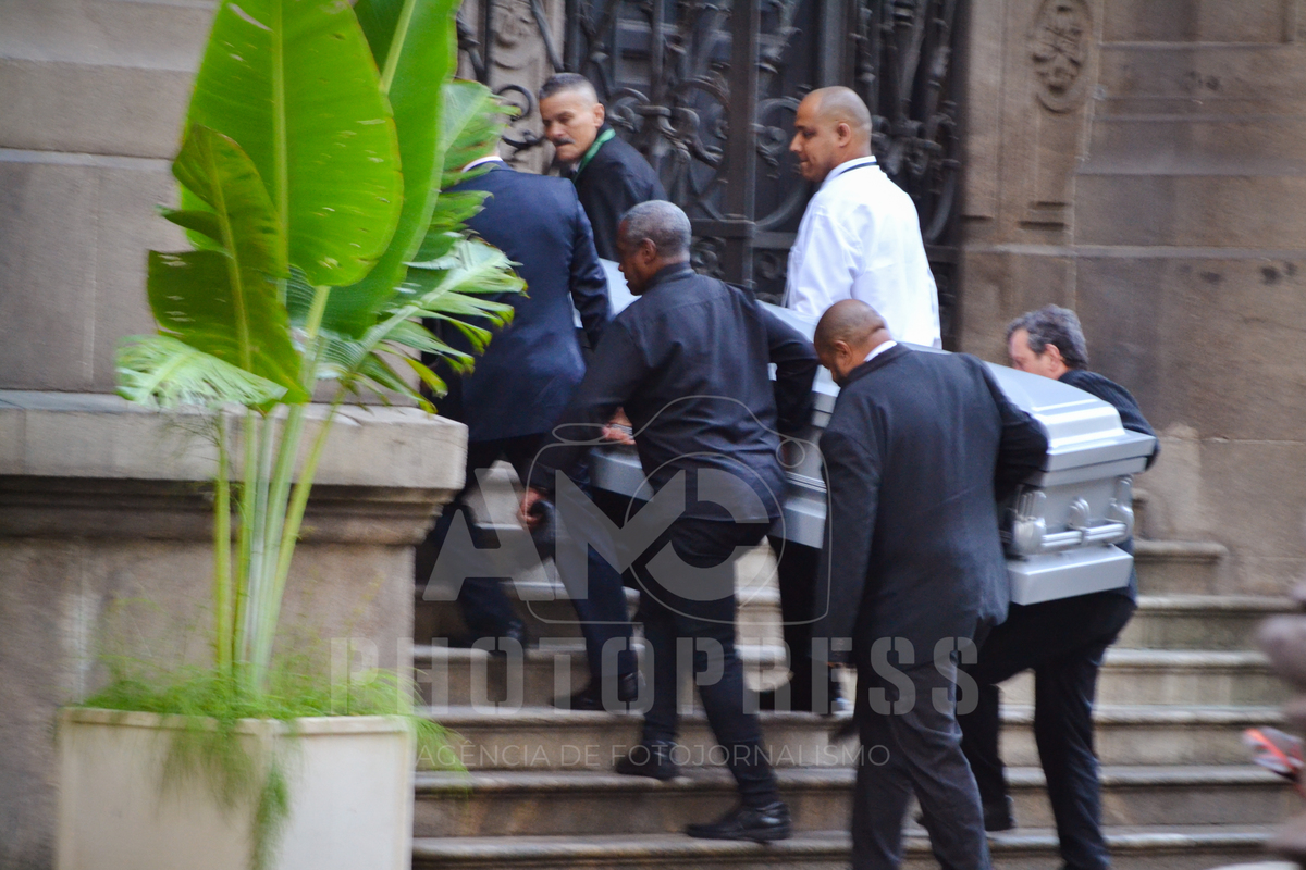 Caixão com o corpo da cantora Preta Gil chega ao Theatro Municipal — Foto: Marcio Curvello / 