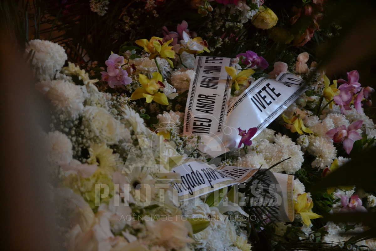 Coroa de flores enviada pela amiga Ivete Sangalo — Foto: Marcio Curvello / AMC PHOTOPRESS