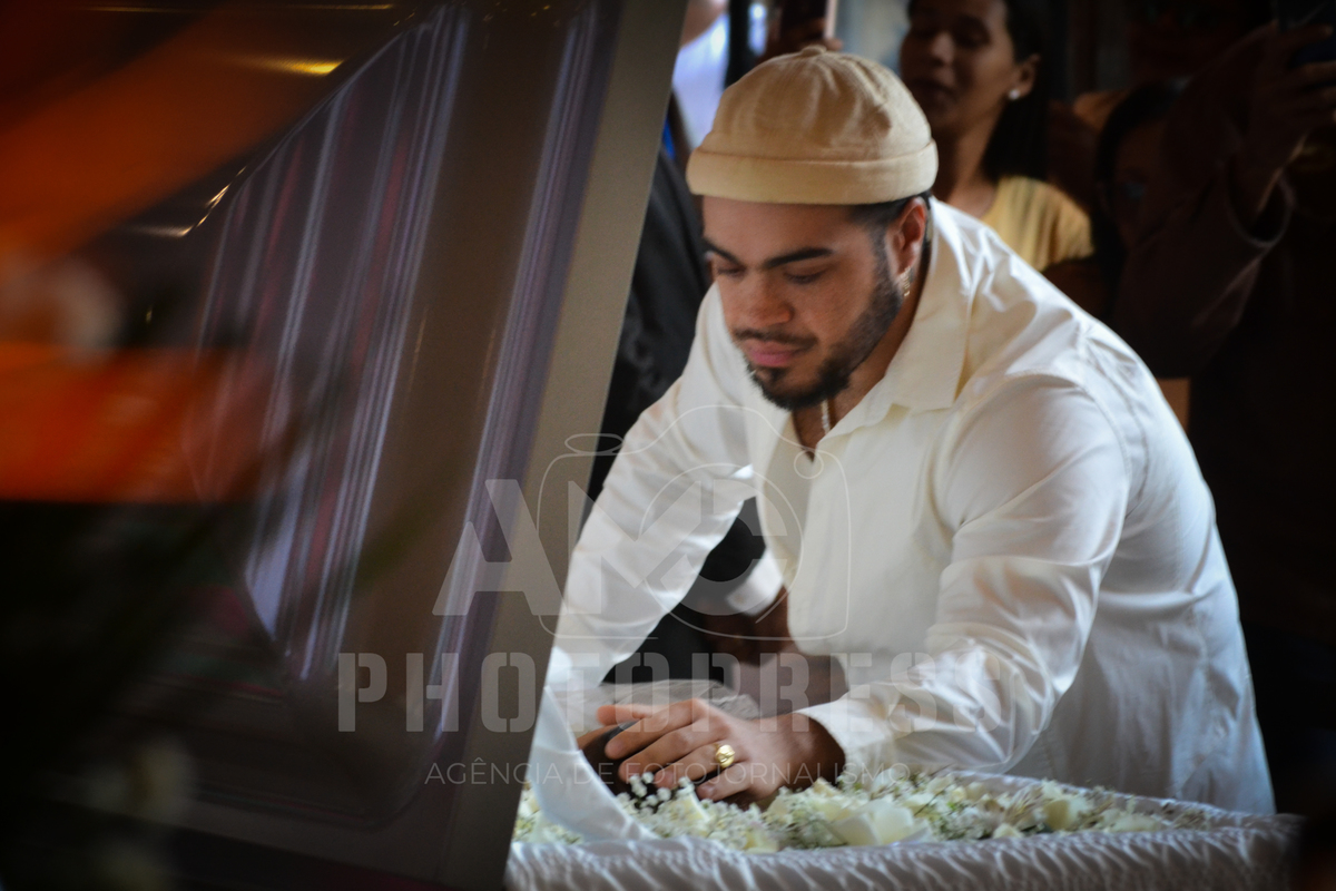 Francisco Gil emocionado, se despede da mãe, Preta Gil — Foto: Marcio Curvello / AMC PHOTOPRESS