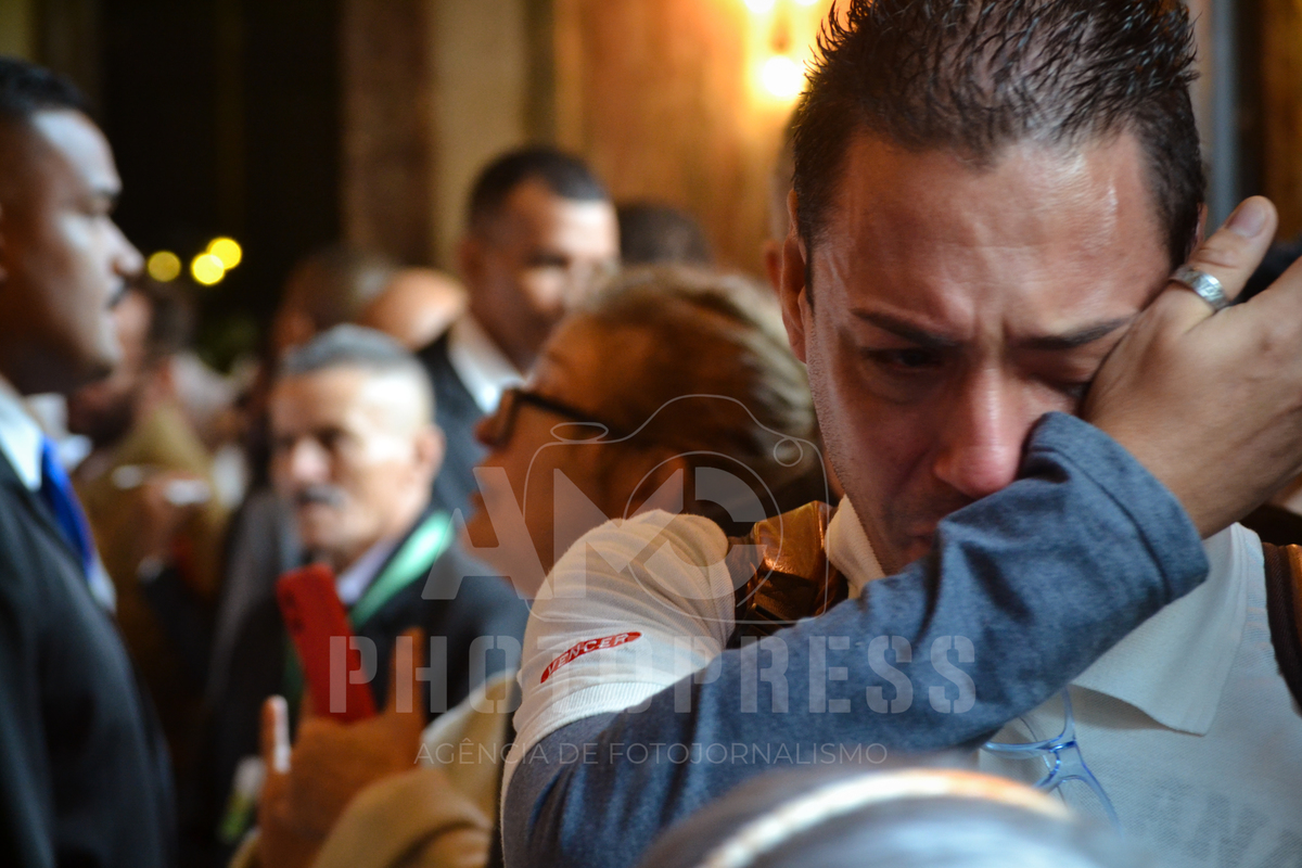Fã se emociona no adeus à Preta Gil — Foto: Marcio Curvello / AMC PHOTOPRESS